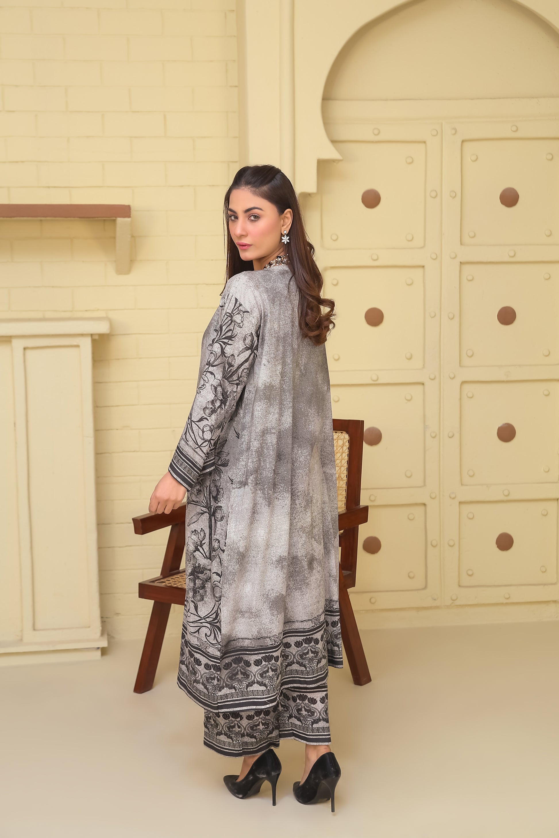 Saadia Ahmed LWSU-25P207 2-Pcs Printed Lawn in elegant gray with intricate floral design and stylish silhouette