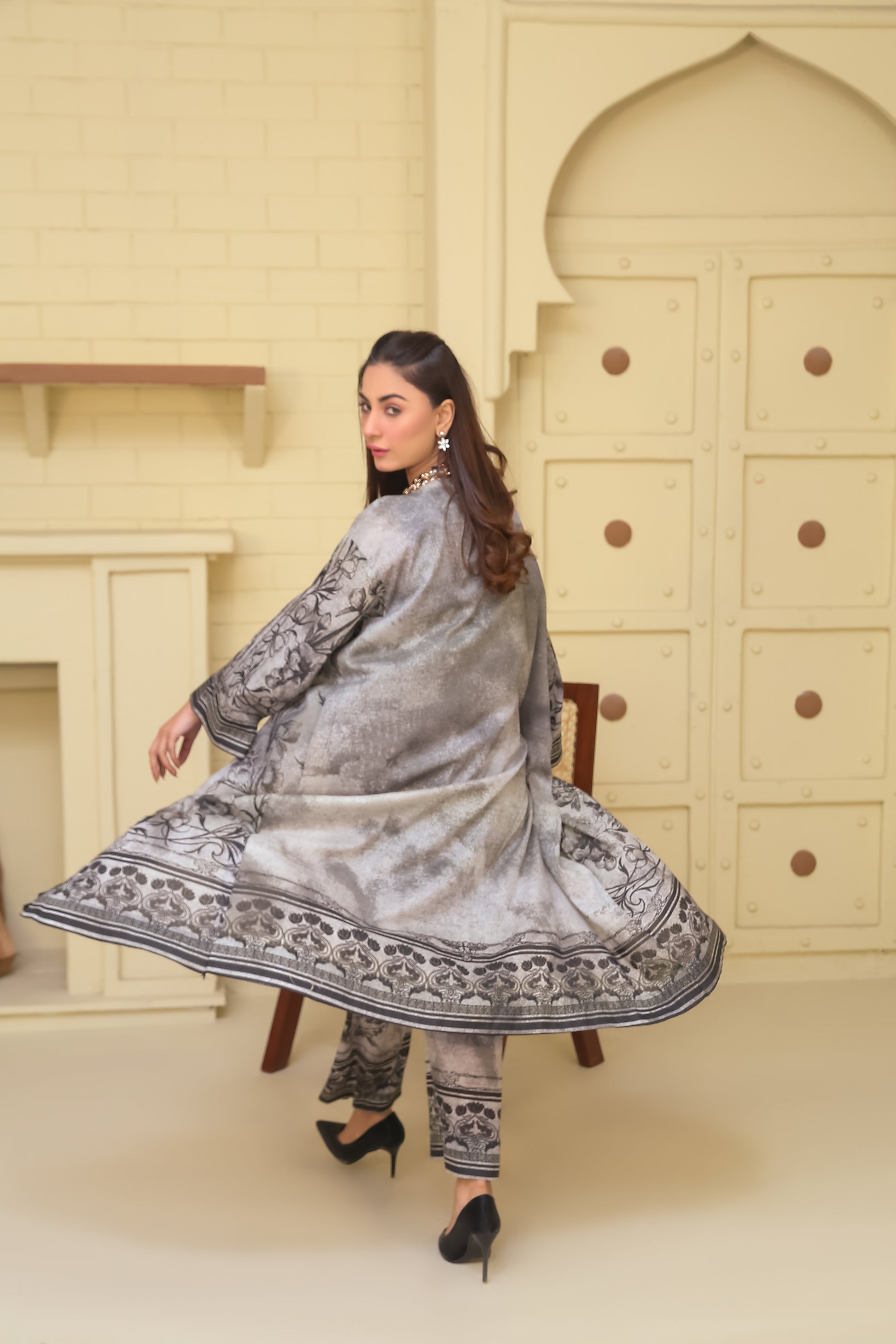Saadia Ahmed LWSU-25P207 2-Pcs Printed Lawn in grey with intricate patterns, featuring a flowing design